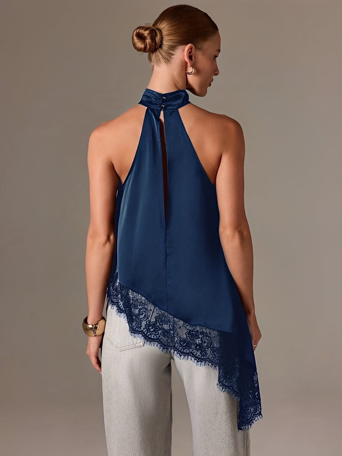 Blusa Halter Acetinada com Barra Assimétrica em Renda Delicada – Ximena