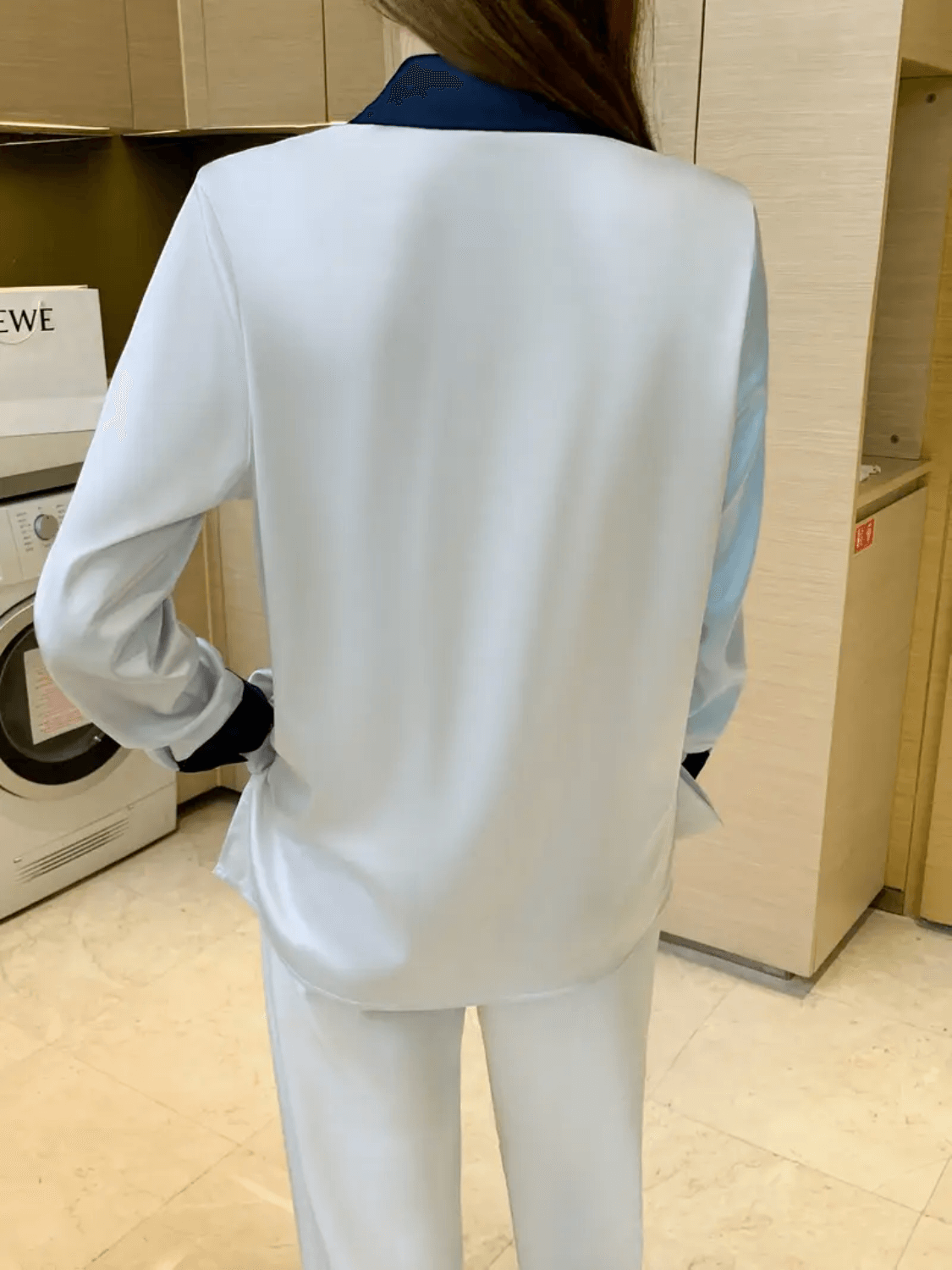 Camisa Acetinada Clássica com Gola Lapela e Punhos Contrastantes - Thaise