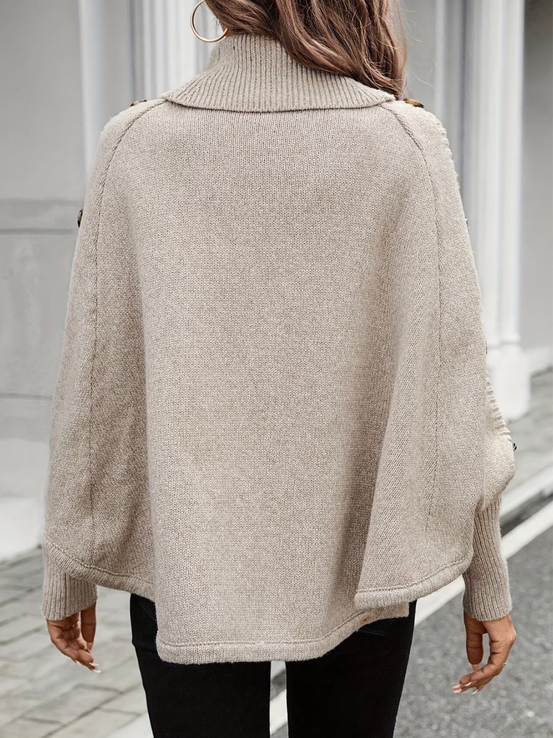 Poncho em Tricô com Gola Alta Detalhe Trançado e Botões Decorativos- Thalia