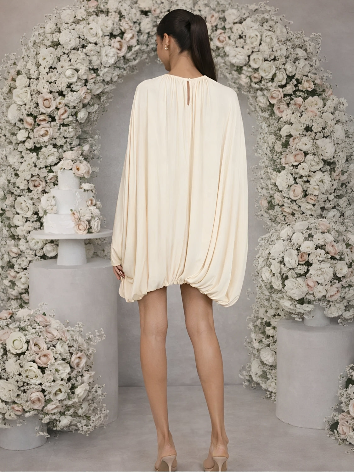 Vestido Curto Plissado Modelagem Balonê Manga Longa e Design Capa – Francis