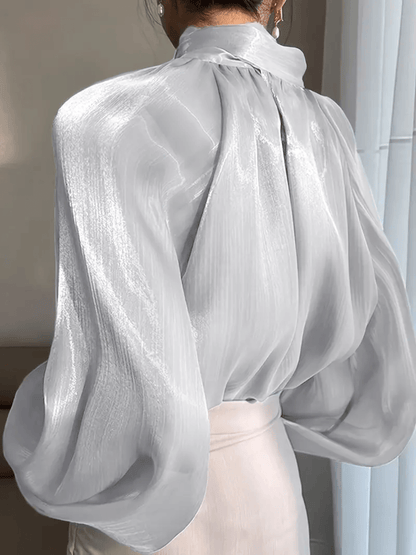 Camisa Feminina Acetinada com Manga Bufante Gola Alta e Efeito Holográfico – Thamy