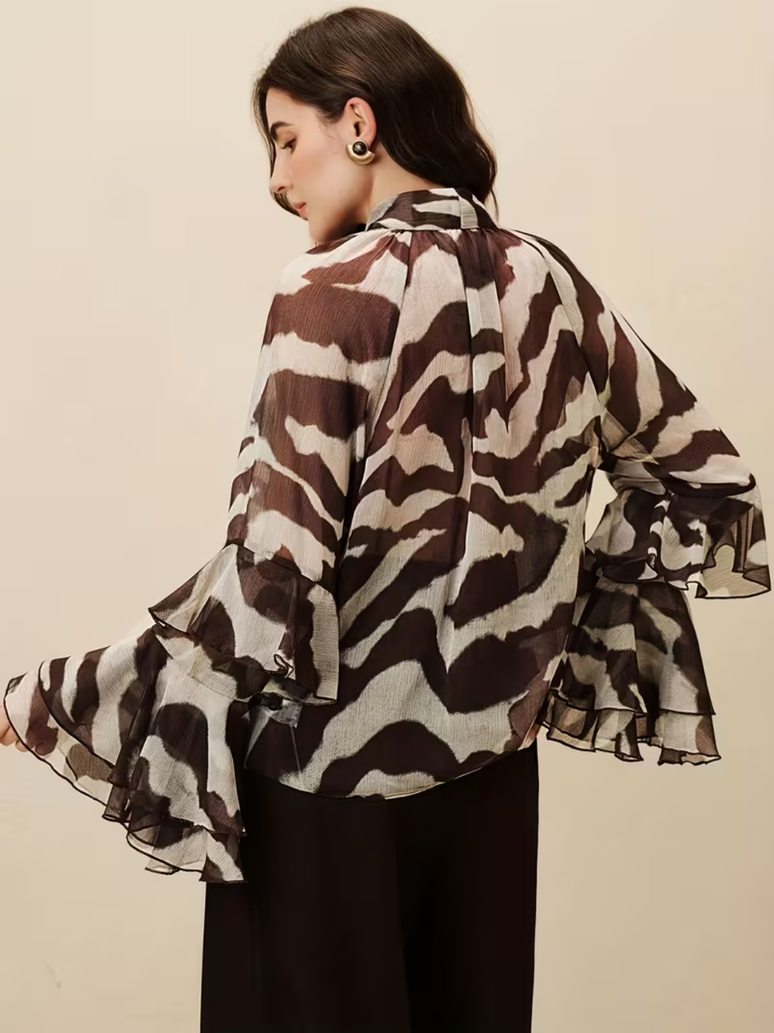 Blusa Chiffon Estampada com Gola Laço e Mangas em Camadas – Maribel