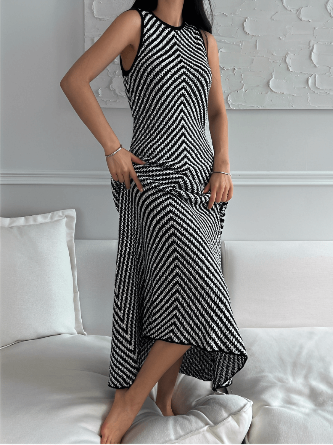 Vestido Feminino Midi Alongado em Tricô Leve Estruturado com Listras Zigue-Zague Preto e Branco – Doralice
