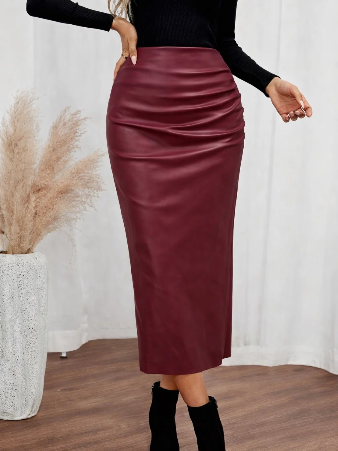 Saia Midi Lápis em Couro PU com Acabamento Acetinado – Ramona