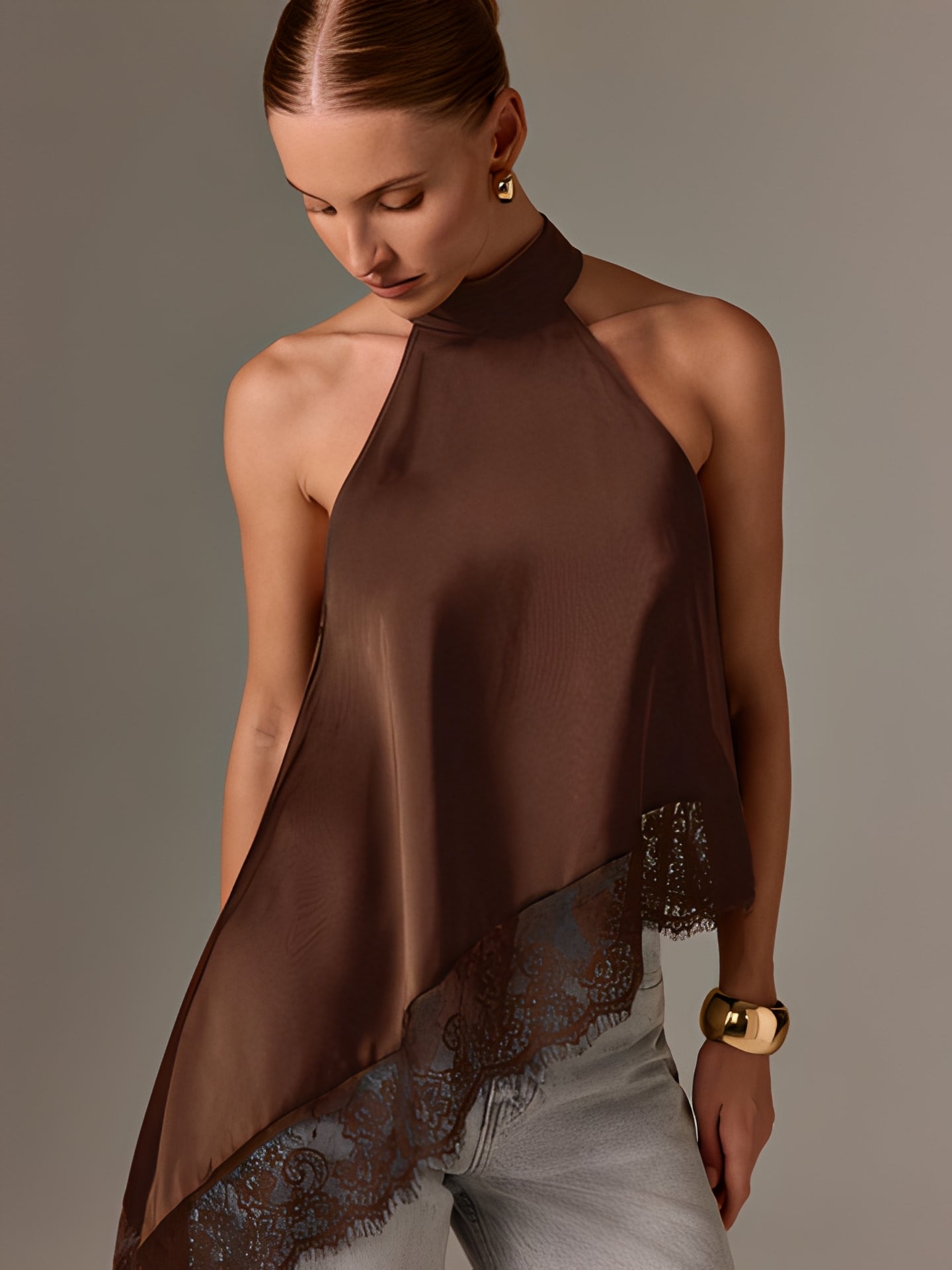 Blusa Halter Acetinada com Barra Assimétrica em Renda Delicada – Ximena