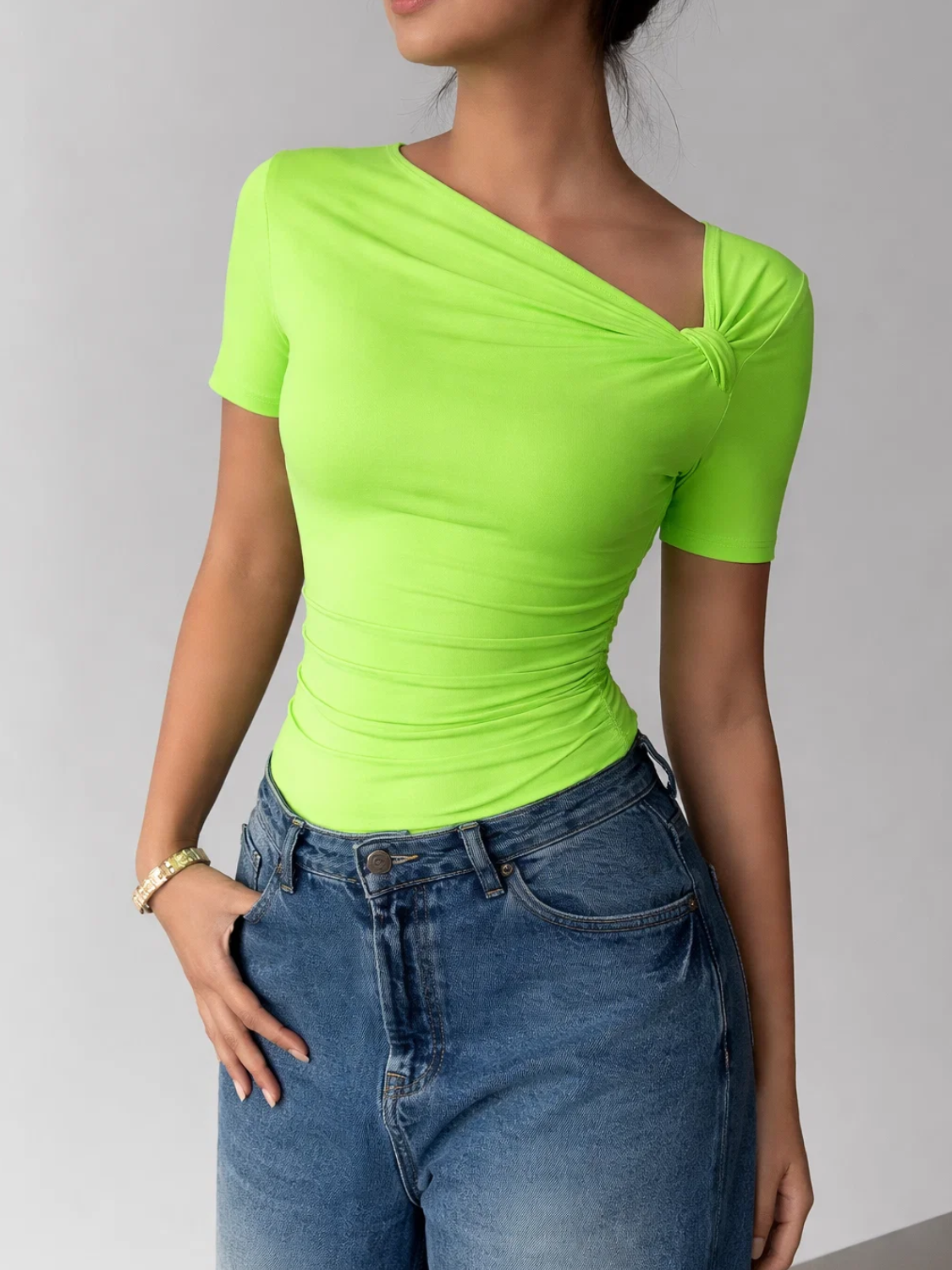 Blusa Feminina com Decote Assimétrico e Detalhe Torcido no Ombro – Thaysa