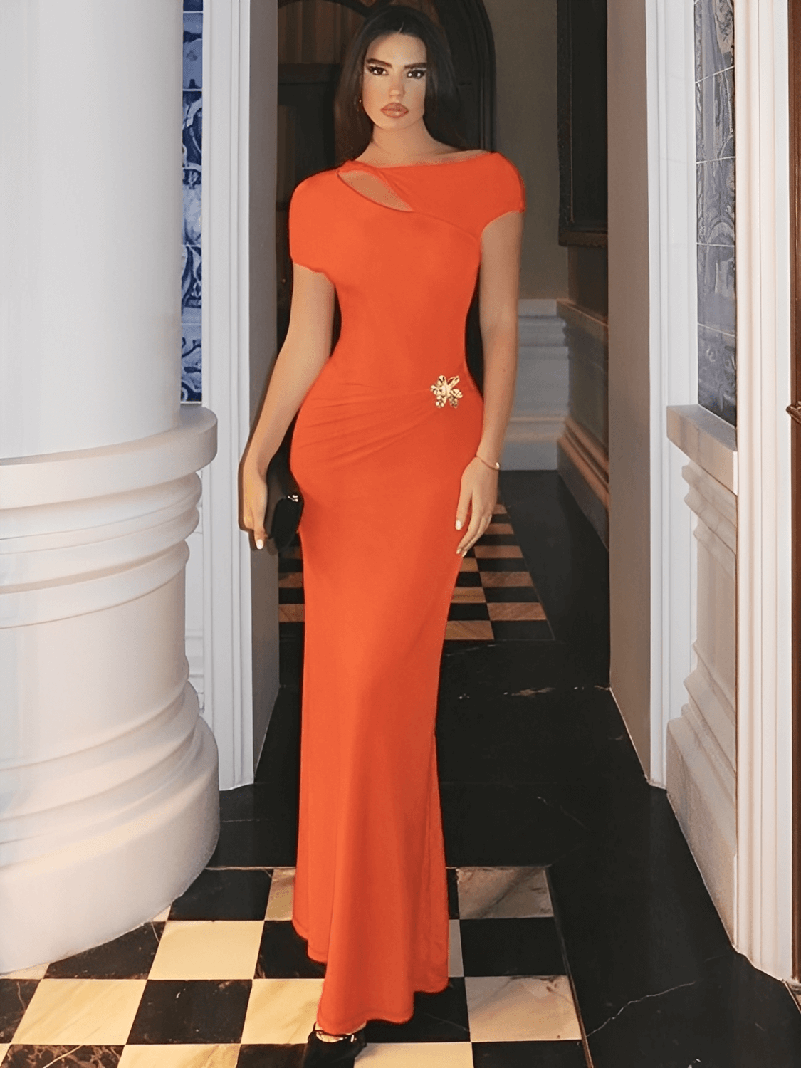 Vestido Feminino Longo com Recorte em Gota no Colo Decote U nas Costas e Flor Aplicada em Drapeado Lateral – Clementine