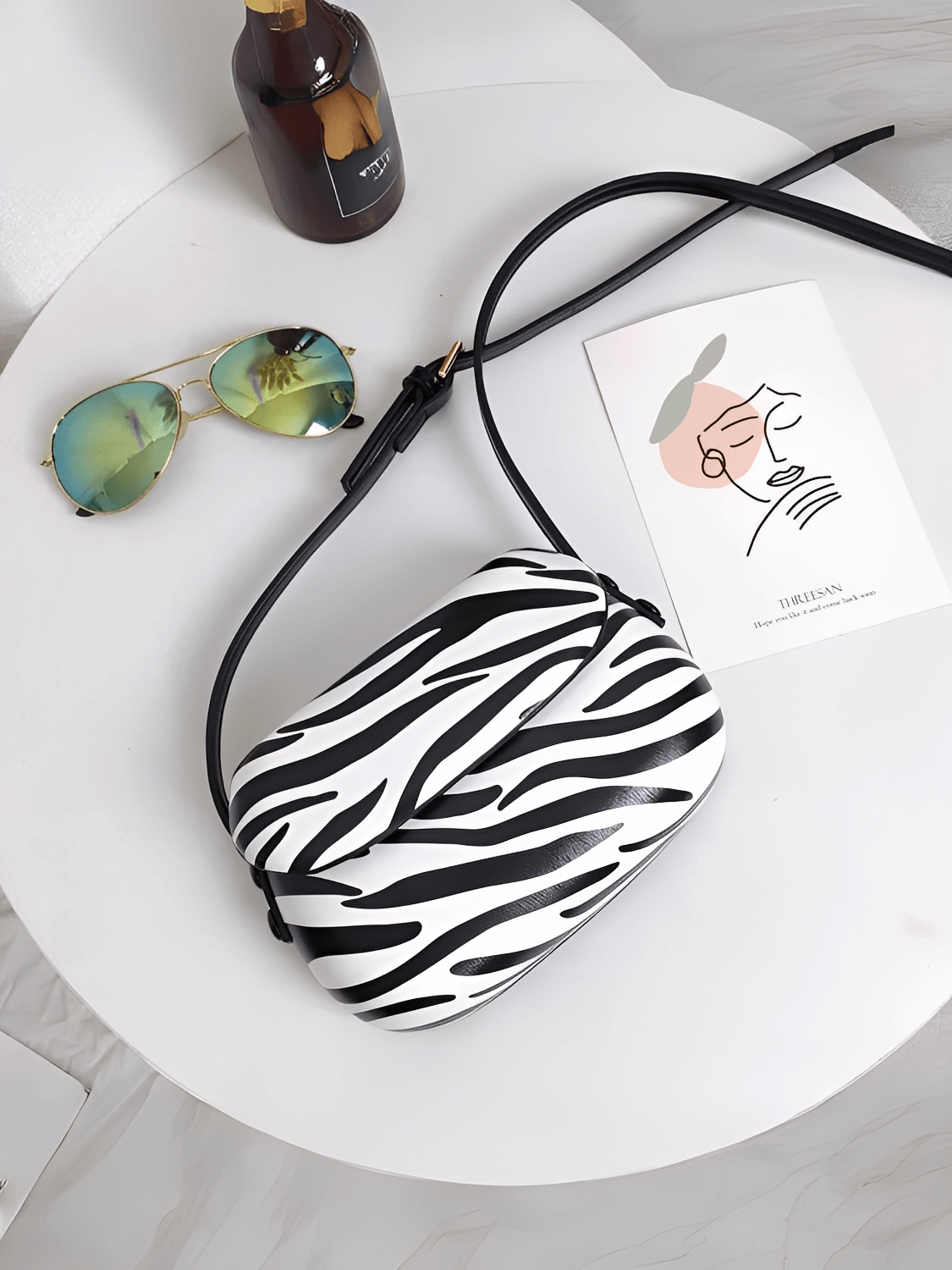 Bolsa Feminina em Couro PU com Design Arredondado Fecho Magnético e Alça Regulável – Odete