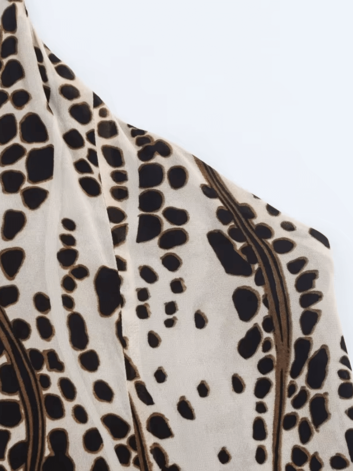 Vestido Feminino Midi em Chiffon com Estampa Animal Print Amarração no Pescoço e Costas Vazadas – Lana