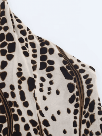 Vestido Feminino Midi em Chiffon com Estampa Animal Print Amarração no Pescoço e Costas Vazadas – Lana