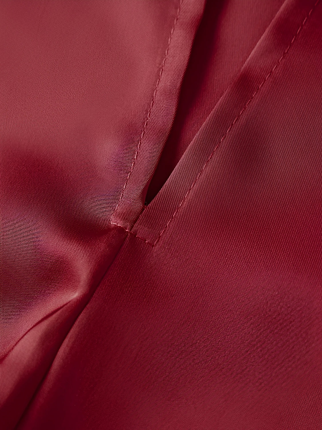 Blusa Halter Acetinada com Barra Assimétrica em Renda Delicada – Ximena