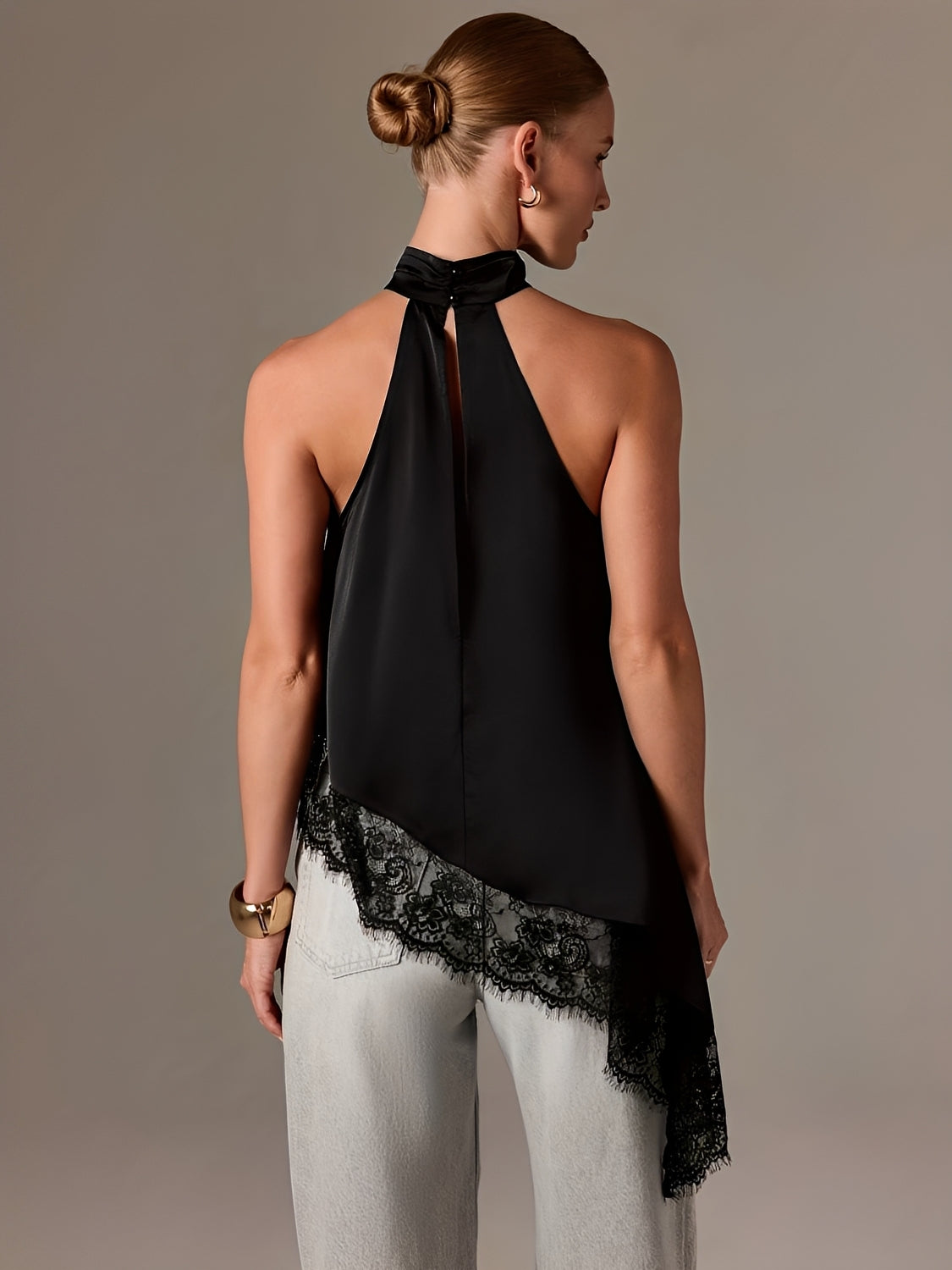 Blusa Halter Acetinada com Barra Assimétrica em Renda Delicada – Ximena