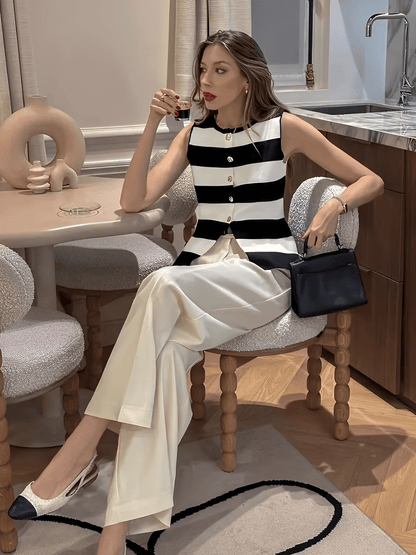 Blusa Feminina em Viscose com Listras Sofisticadas e Fechamento em Botões Dourados - Belinda