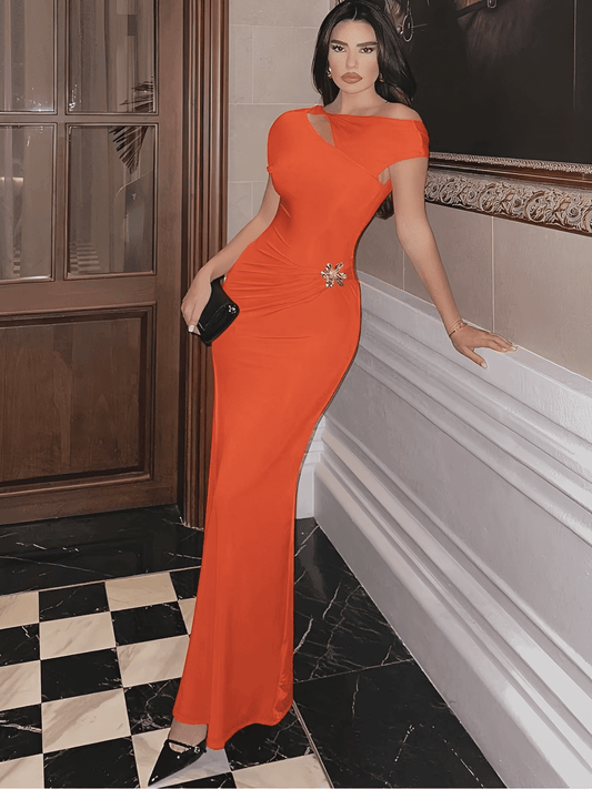 Vestido Feminino Longo com Recorte em Gota no Colo Decote U nas Costas e Flor Aplicada em Drapeado Lateral – Clementine