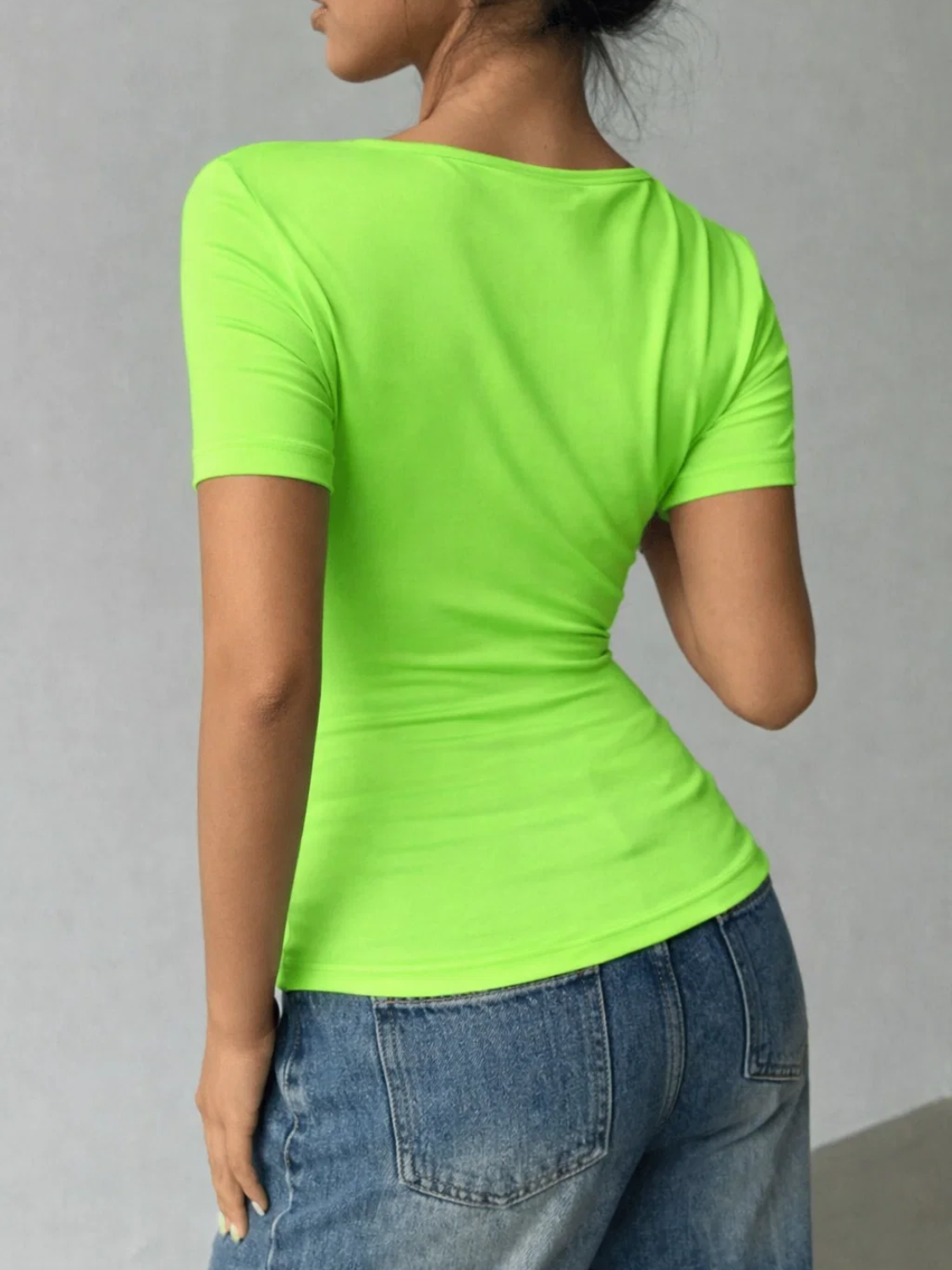 Blusa Feminina com Decote Assimétrico e Detalhe Torcido no Ombro – Thaysa