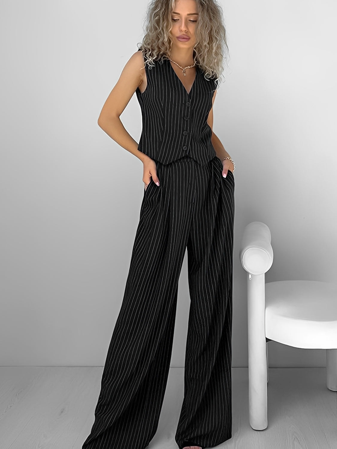 Conjunto Alfaiataria Risca de Giz Colete com Botões e Calça Pantalona - Guadalupe