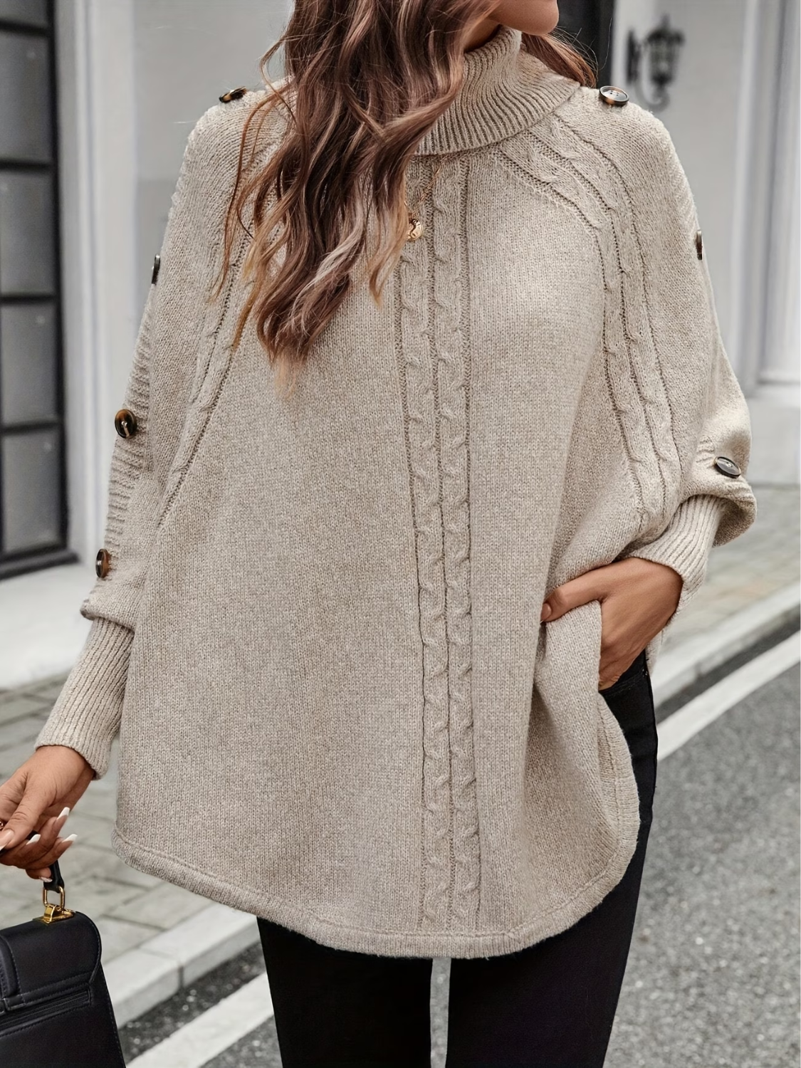 Poncho em Tricô com Gola Alta Detalhe Trançado e Botões Decorativos- Thalia