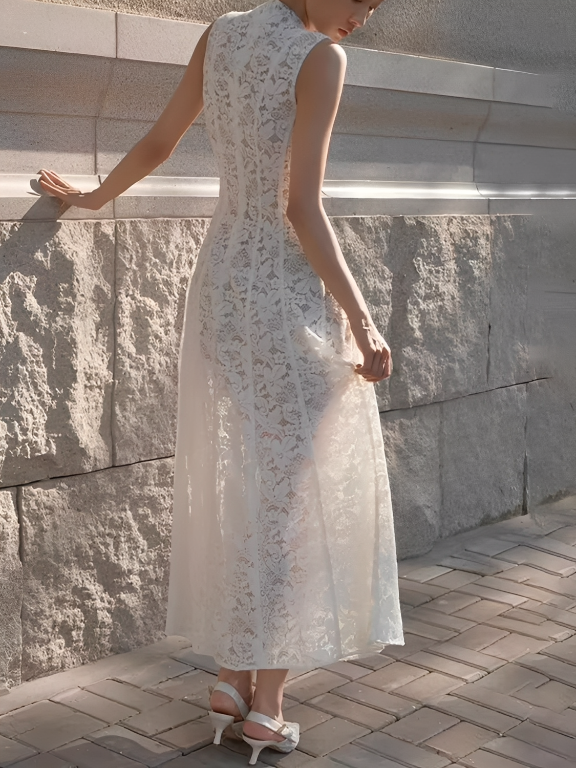 Vestido Feminino Midi em Renda Texturizada com Flores Acinturado e Acabamento Delicado  – Carlota