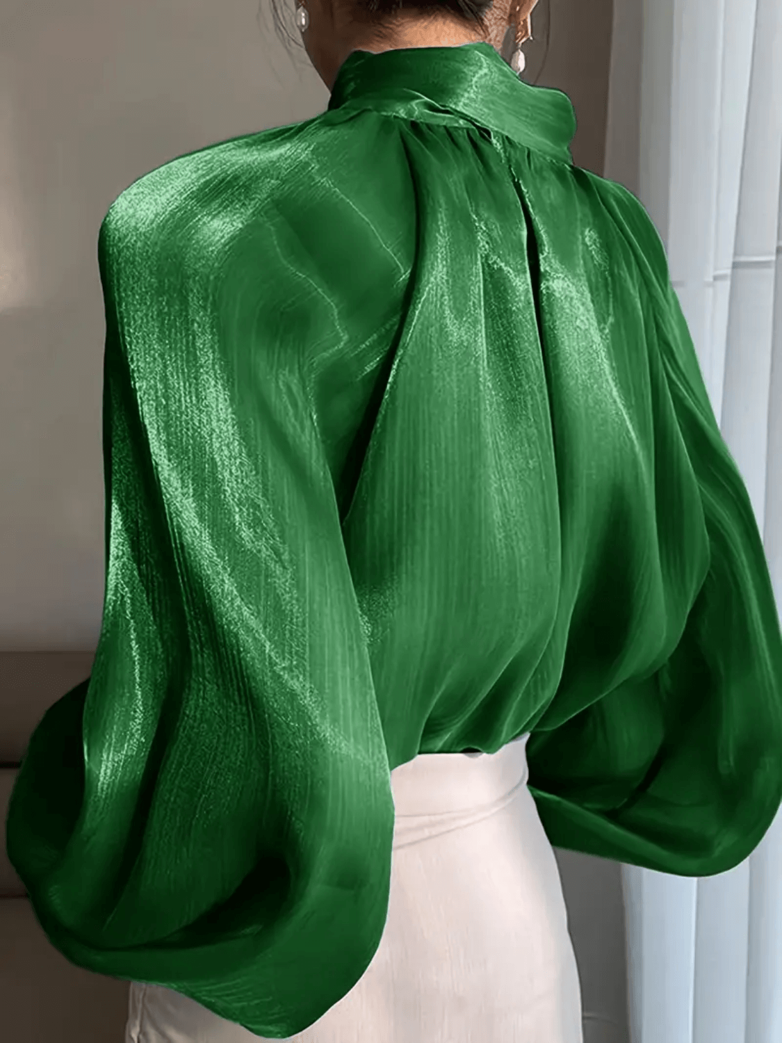 Camisa Feminina Acetinada com Manga Bufante Gola Alta e Efeito Holográfico – Thamy
