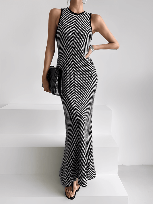 Vestido Feminino Midi Alongado em Tricô Leve Estruturado com Listras Zigue-Zague Preto e Branco – Doralice