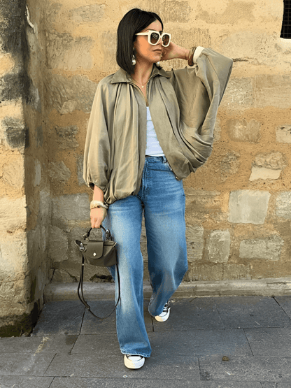 Camisa Feminina Acetinada Oversized com Manga Bufante e Fechamento em Zíper – Milene
