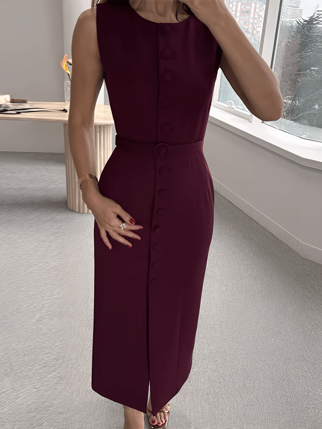 Vestido Feminino Midi Sem Mangas com Botões Forrados Cinto Decorativo e Fenda Sofisticada – Selena