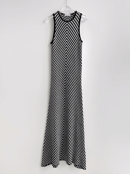 Vestido Feminino Midi Alongado em Tricô Leve Estruturado com Listras Zigue-Zague Preto e Branco – Doralice