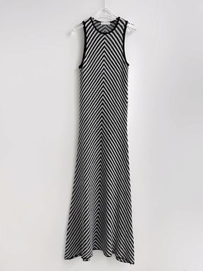 Vestido Midi em Tricô Leve com Listras Zigue-Zague Preto e Branco – Doralice