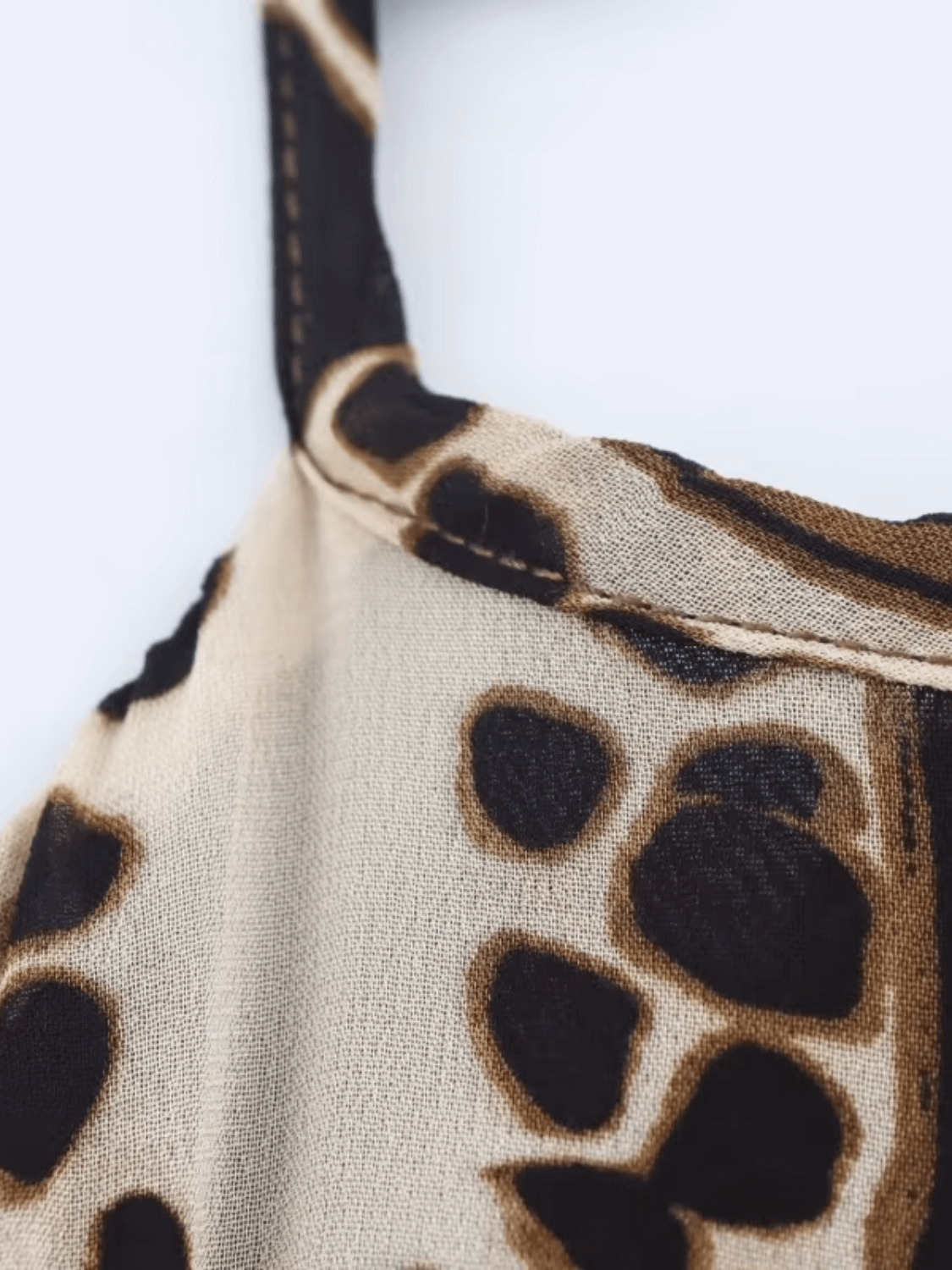 Vestido Feminino Midi em Chiffon com Estampa Animal Print Amarração no Pescoço e Costas Vazadas – Lana