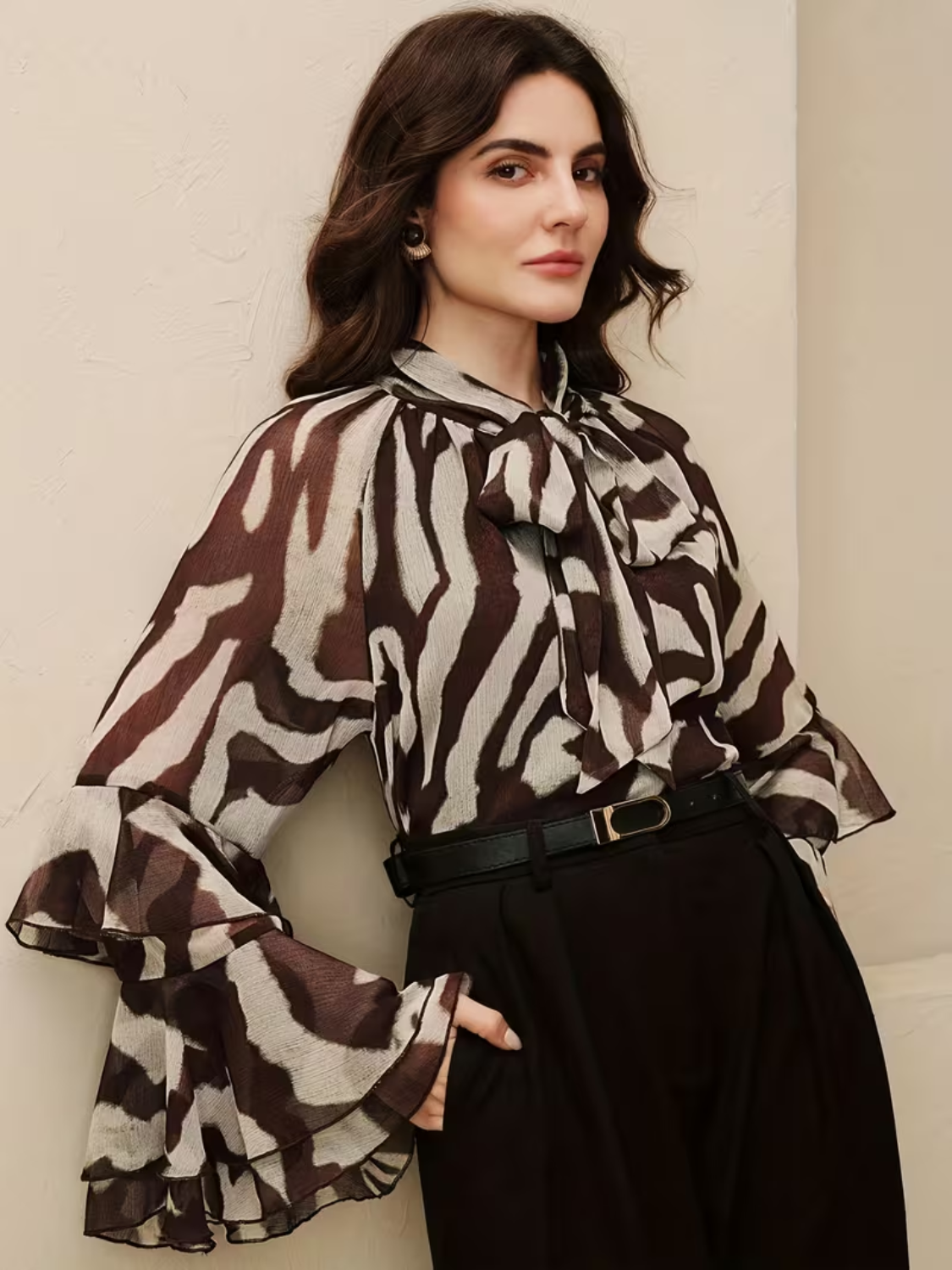 Blusa Chiffon Estampada com Gola Laço e Mangas em Camadas – Maribel