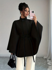 Casaco Poncho Evasê Estruturado com Cinto Faixa e Gola Alta Elegante – Ginevra