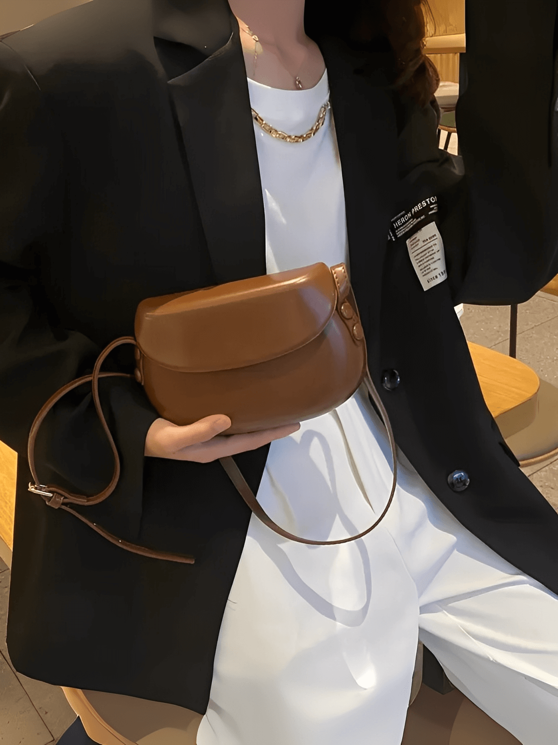 Bolsa Feminina em Couro PU com Design Arredondado Fecho Magnético e Alça Regulável – Odete