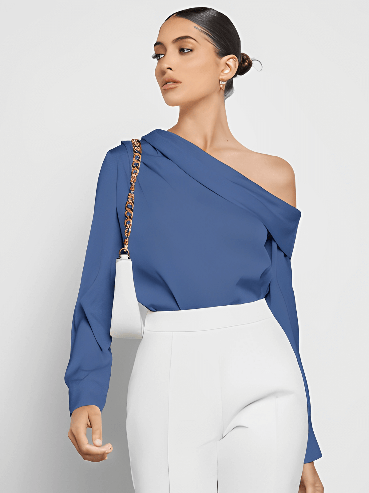 Blusa Acetinada Decote Assimétrico e Punhos com Botão – Diná