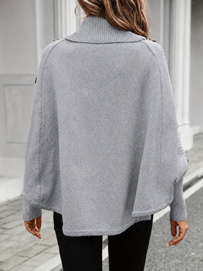 Poncho em Tricô com Gola Alta Detalhe Trançado e Botões Decorativos- Thalia