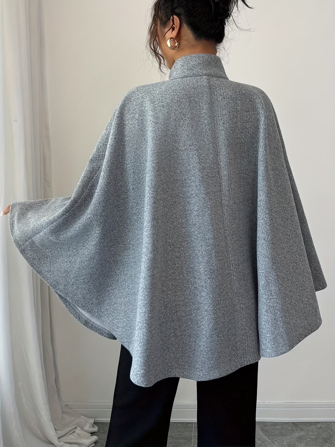 Casaco Poncho Evasê Estruturado com Cinto Faixa e Gola Alta Elegante – Ginevra