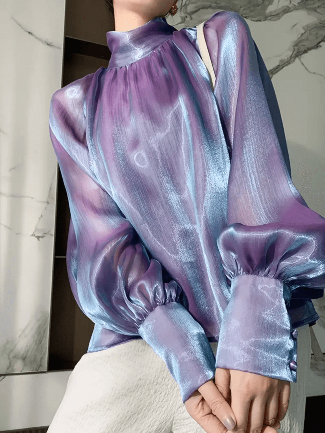 Camisa Feminina Acetinada com Manga Bufante Gola Alta e Efeito Holográfico – Thamy
