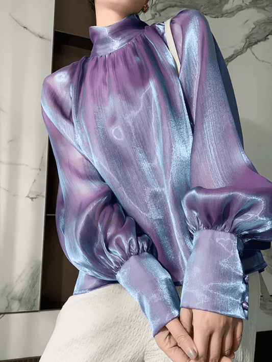 Camisa Feminina Acetinada com Manga Bufante Gola Alta e Efeito Holográfico – Thamy
