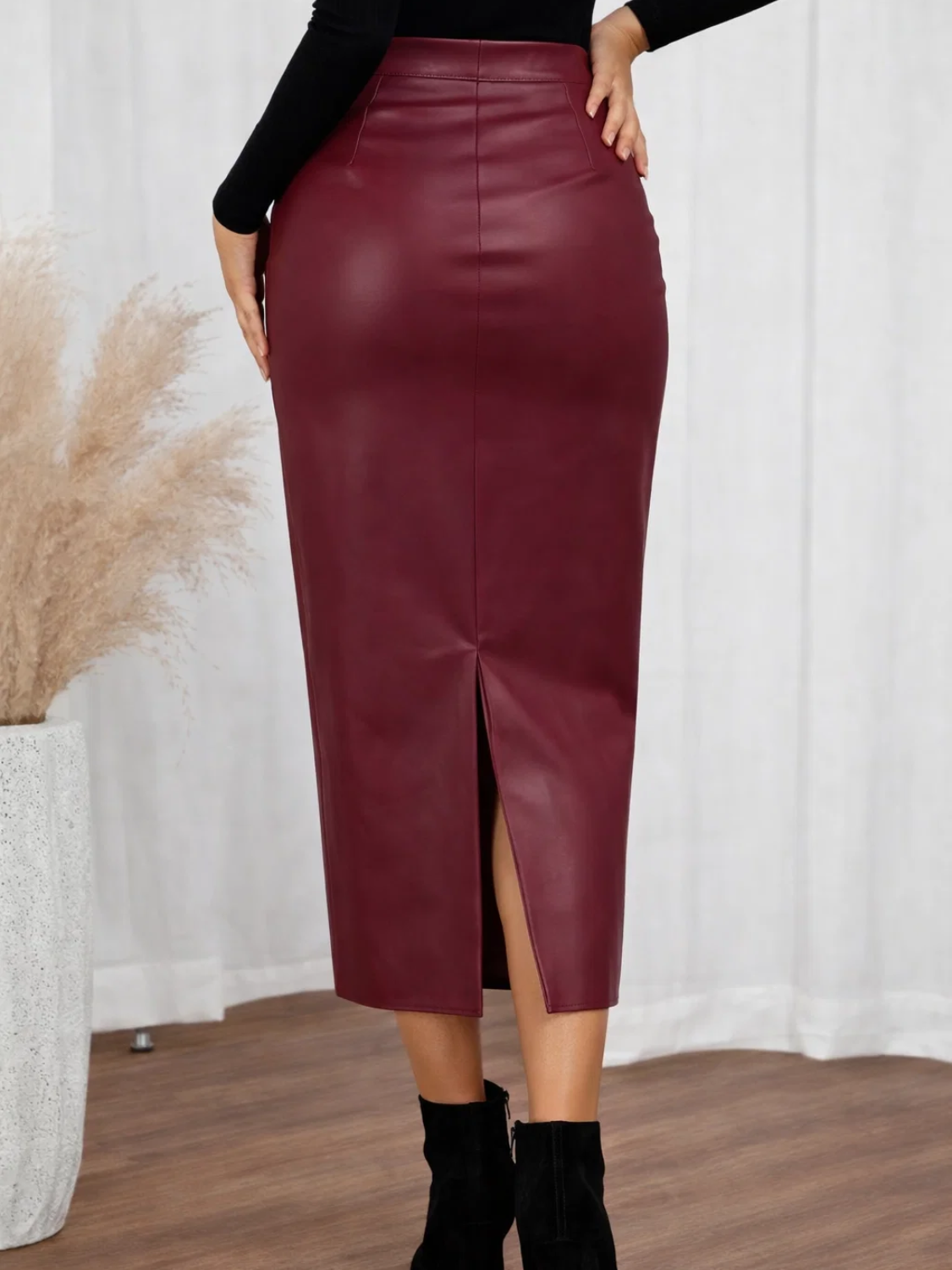 Saia Midi Lápis em Couro PU com Acabamento Acetinado – Ramona