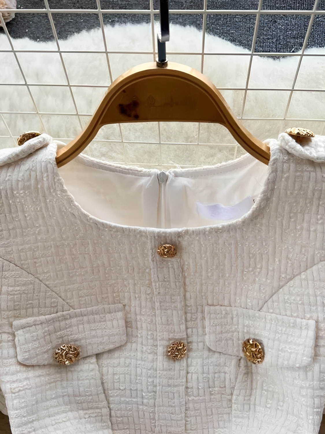 Vestido em Tweed Estruturado Levemente Evasê com Botões Dourados - Antonela