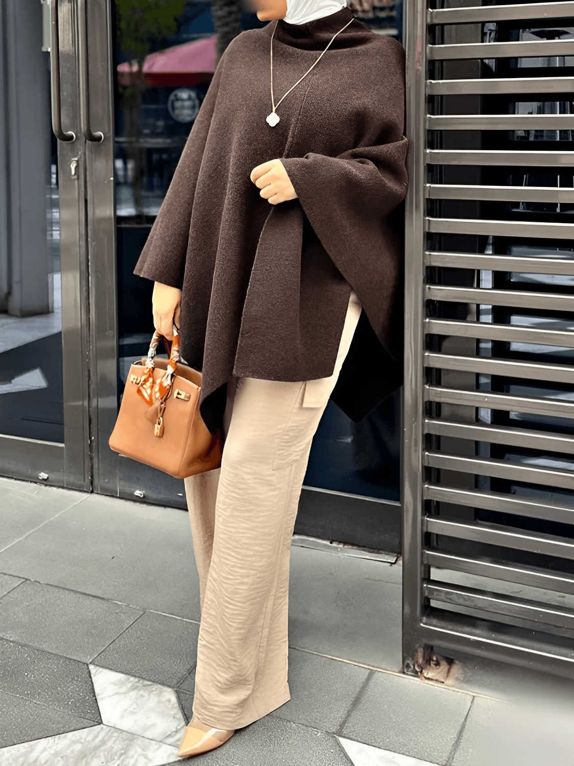 Casaco Feminino Estilo Capa Assimétrico Estruturado com Gola Alta e Modelagem Poncho - Lenir