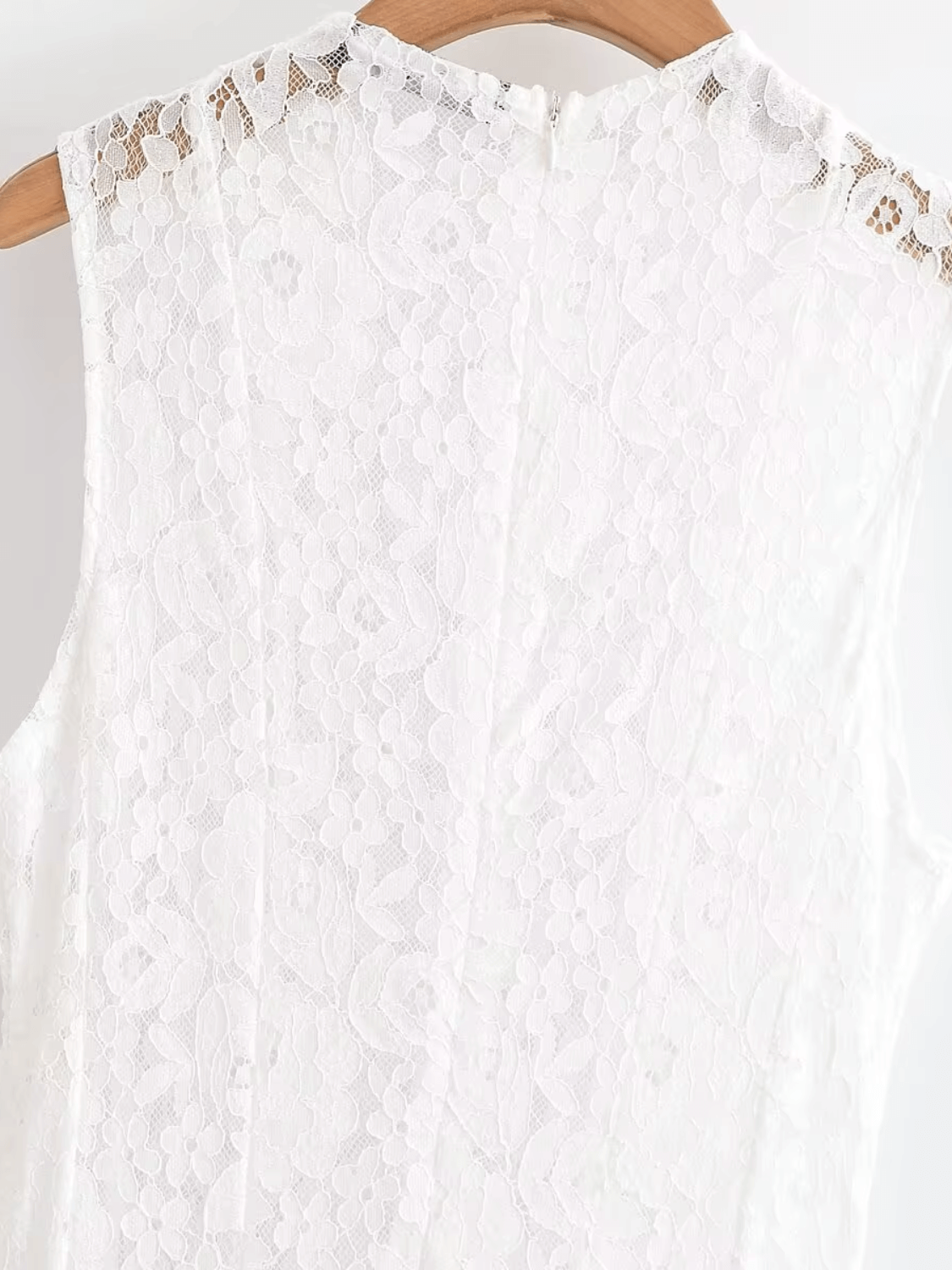 Vestido Feminino Midi em Renda Texturizada com Flores Acinturado e Acabamento Delicado  – Carlota