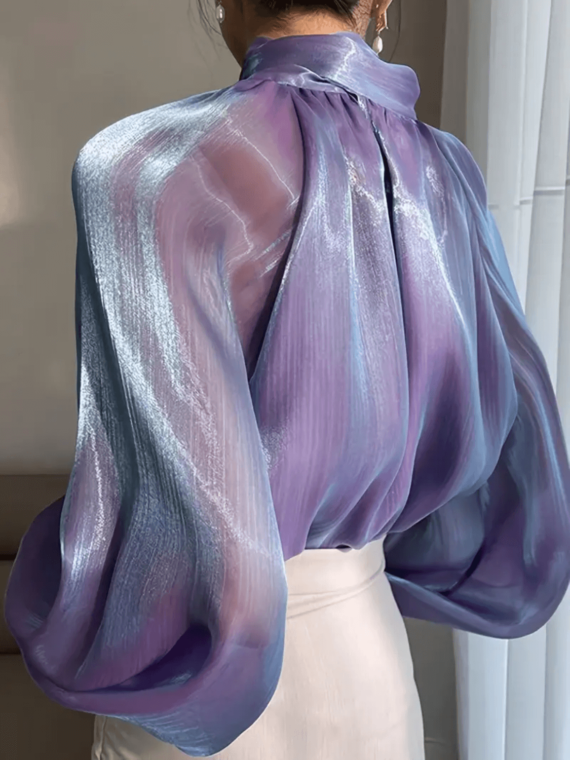 Camisa Feminina Acetinada com Manga Bufante Gola Alta e Efeito Holográfico – Thamy