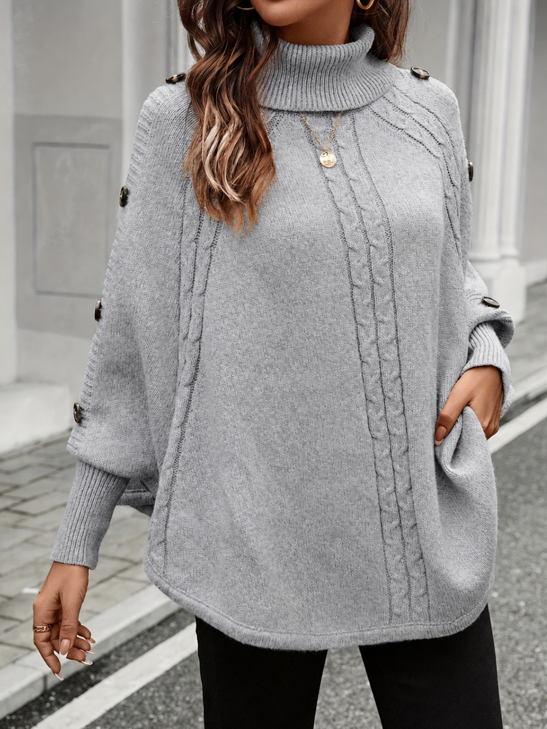 Poncho em Tricô com Gola Alta Detalhe Trançado e Botões Decorativos- Thalia