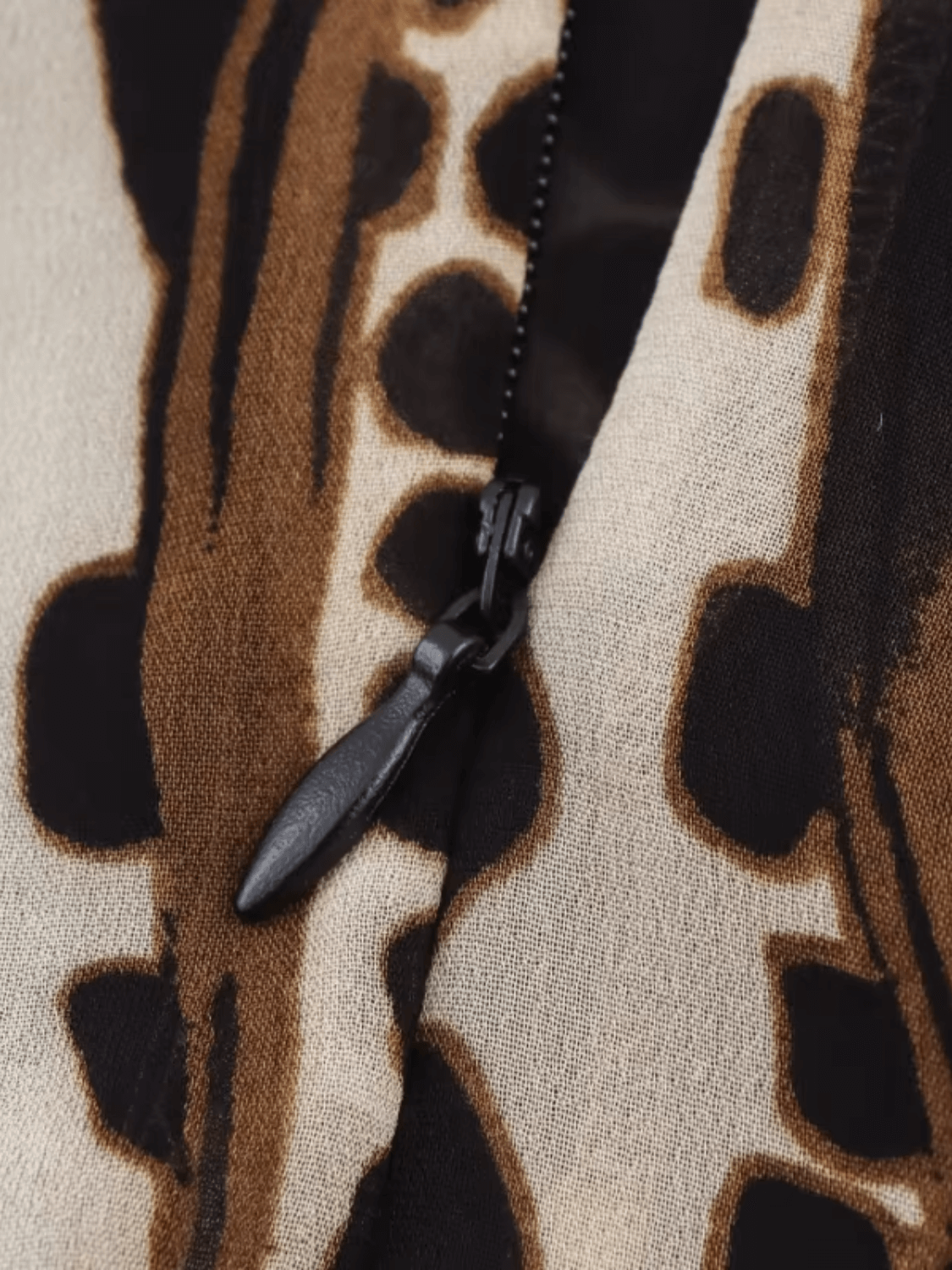Vestido Feminino Midi em Chiffon com Estampa Animal Print Amarração no Pescoço e Costas Vazadas – Lana