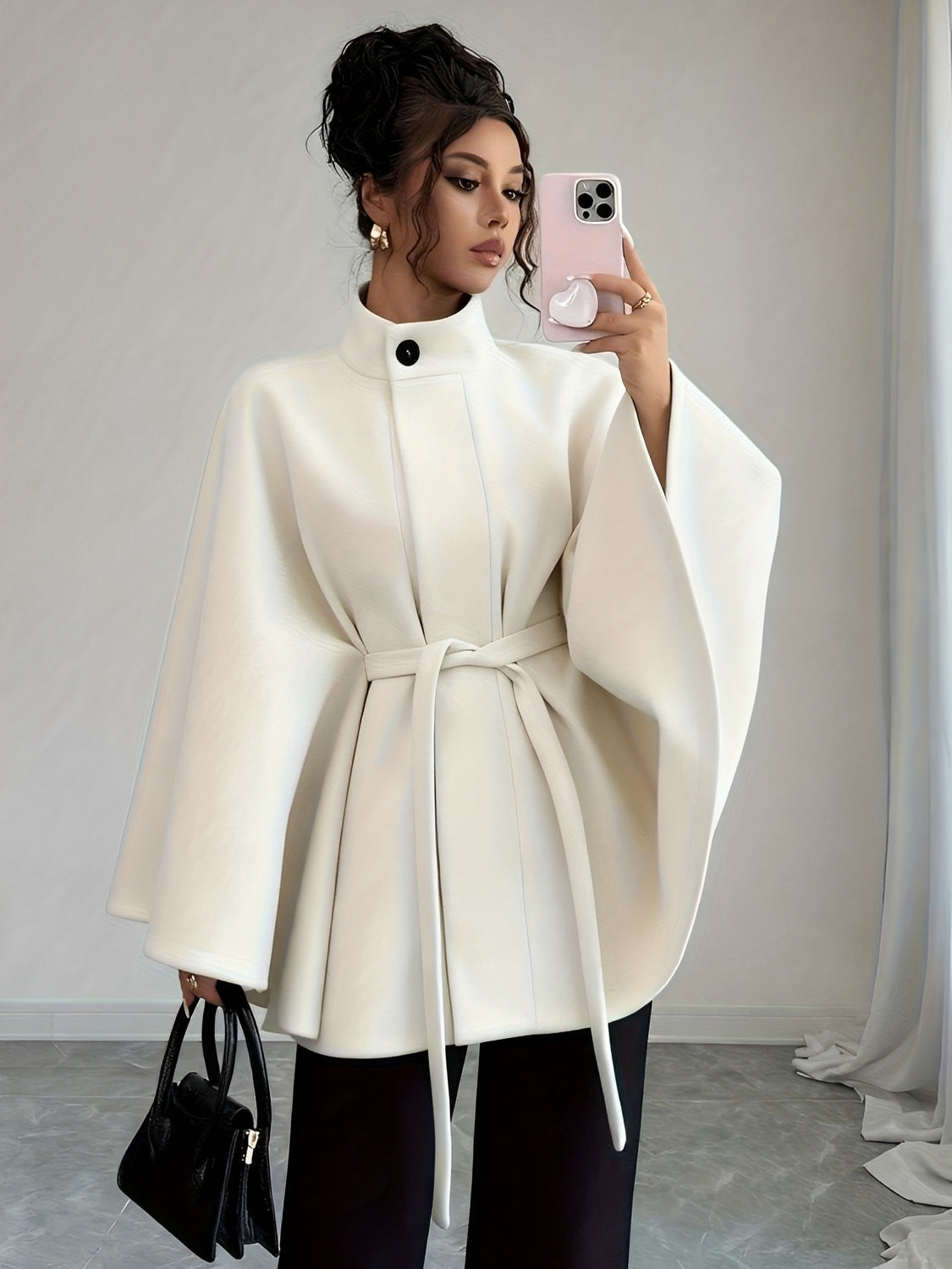 Casaco Poncho Evasê Estruturado com Cinto Faixa e Gola Alta Elegante – Ginevra