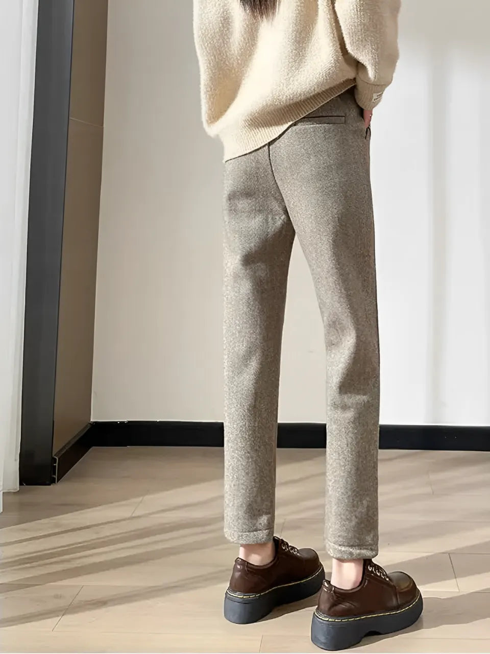 Calça Feminina Reta de Lã Caxemira com Cintura Alta e Elástico – Leda