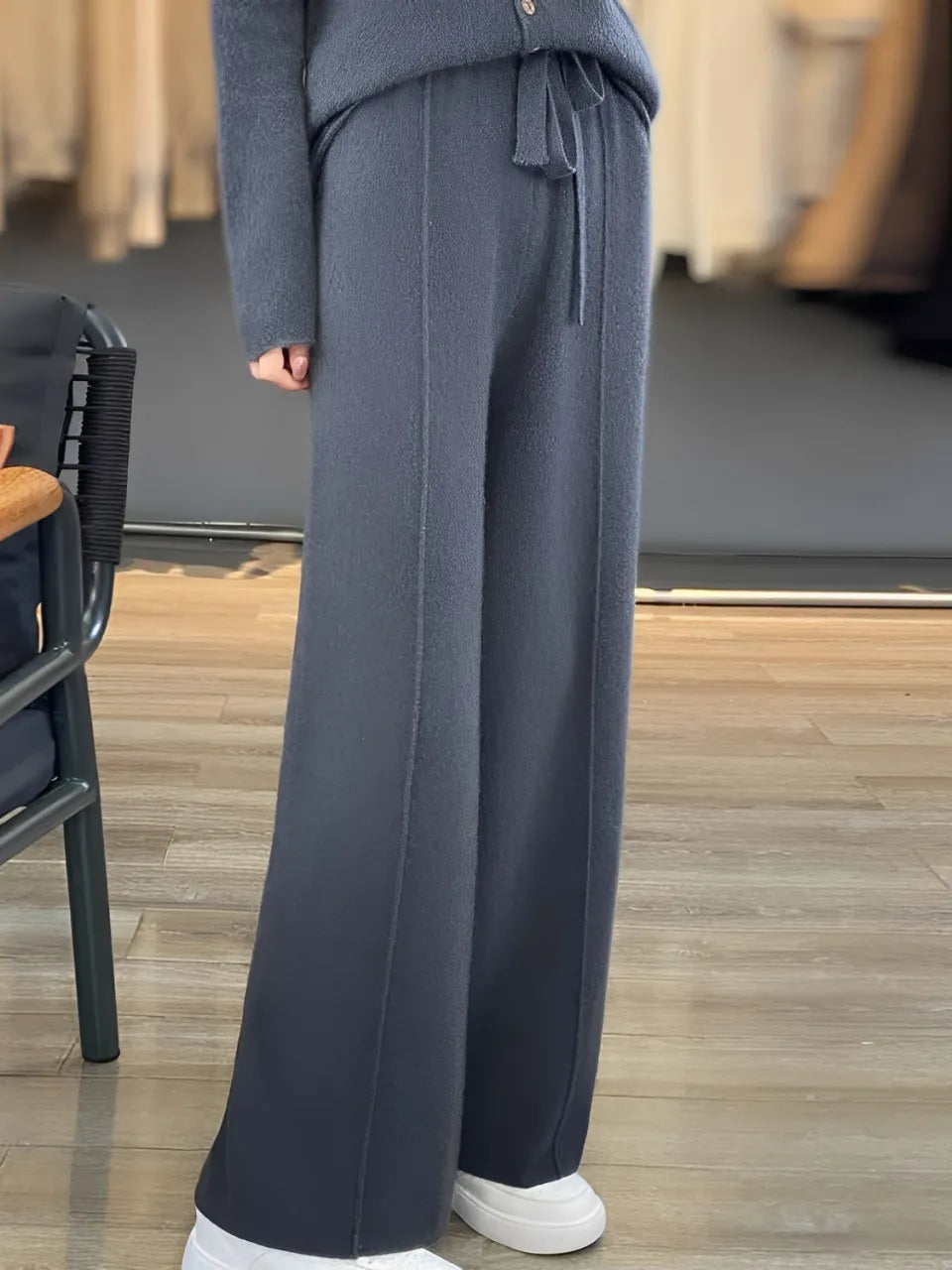 Calça Feminina Wide de Lã com Cintura Alta e Cadarço Ajustável – Justine