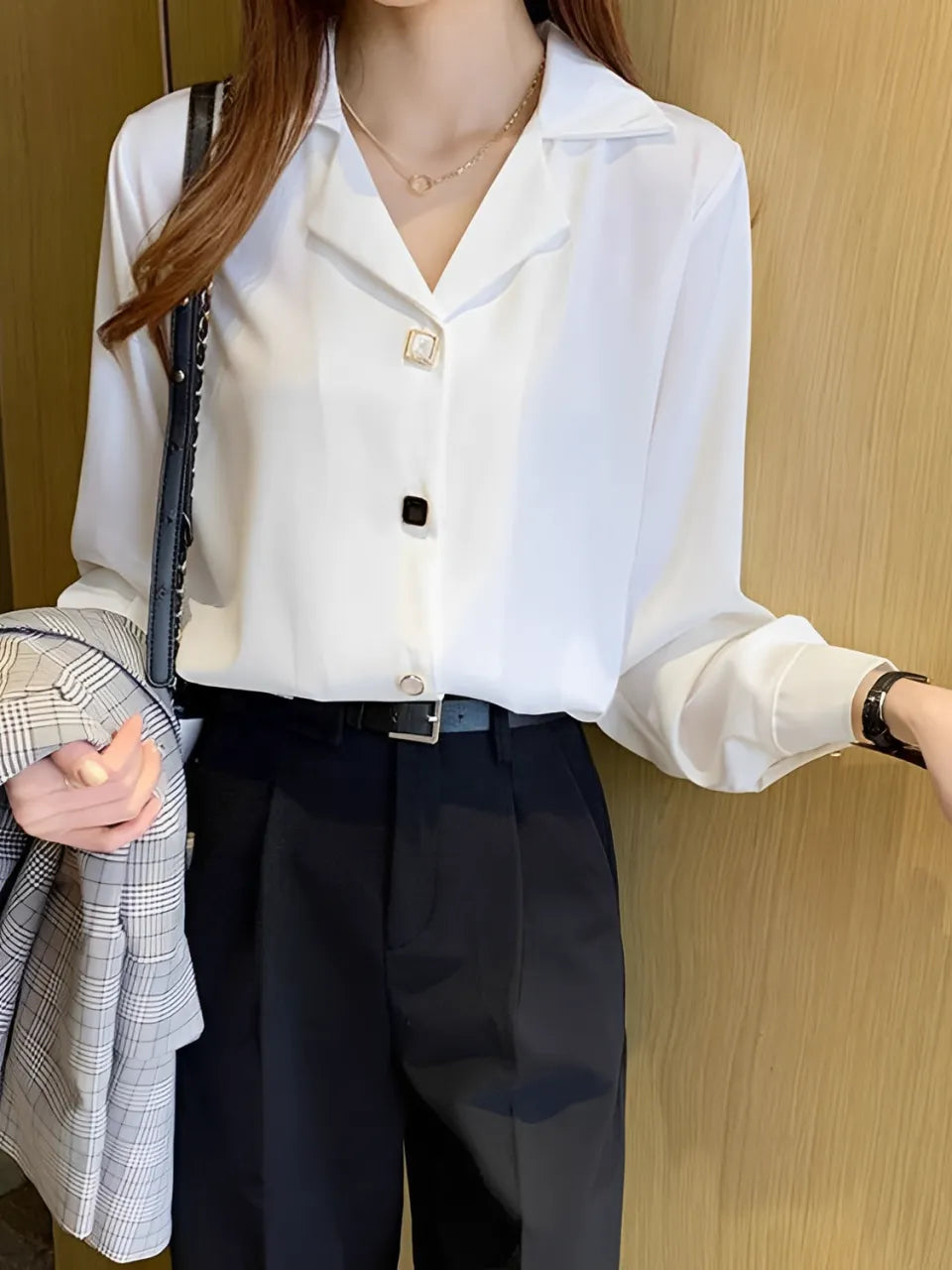 Camisa Feminina Acetinada com Gola Polo e Botões - Lucy