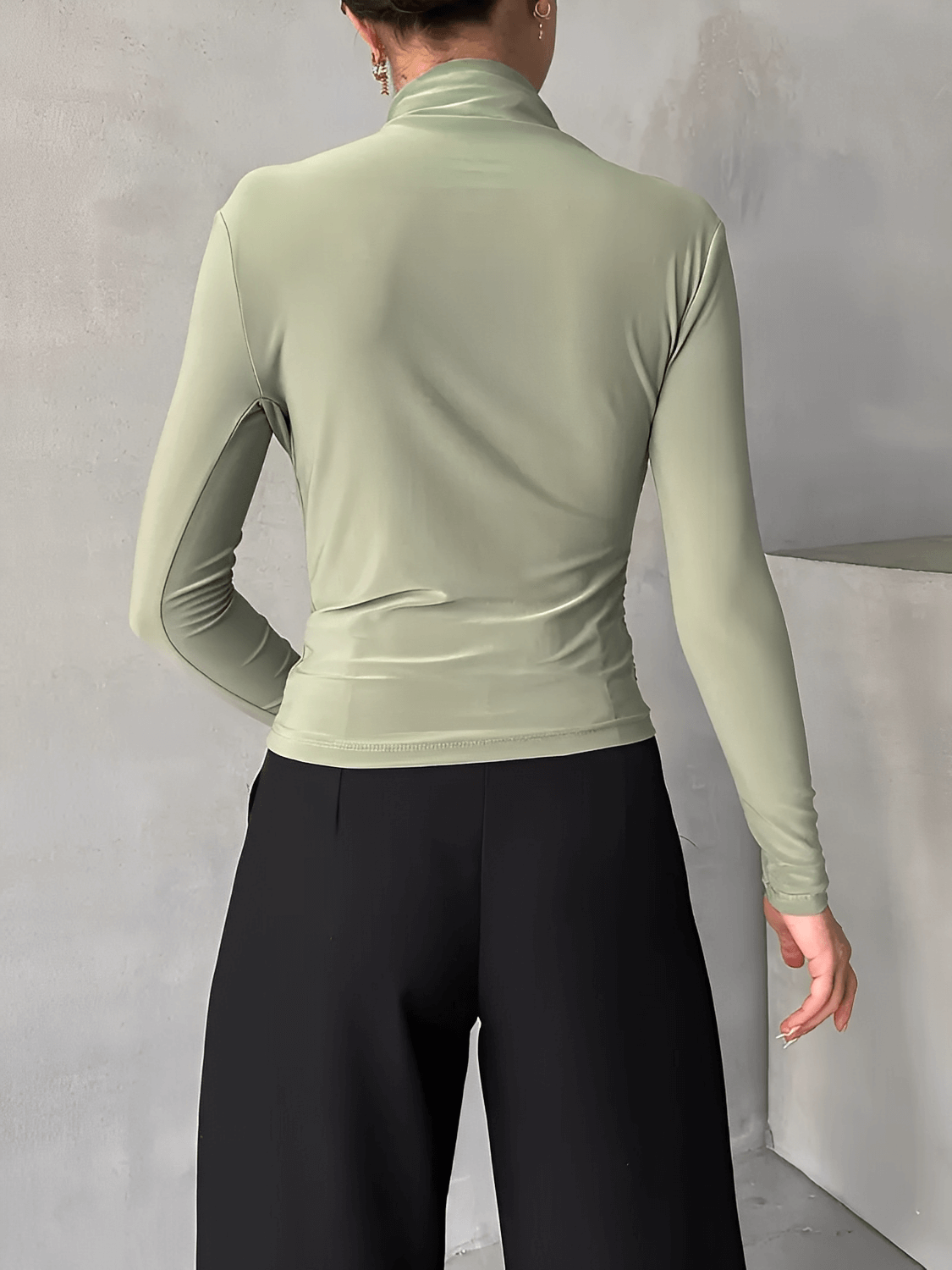 Blusa de Manga Longa com Gola Alta e Design Franzido Frontal – Layla