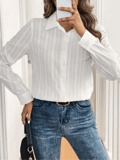 Camisa Feminina Texturizada com Listras Verticais com Fechamento em Botões e Punhos Estruturados - Karina